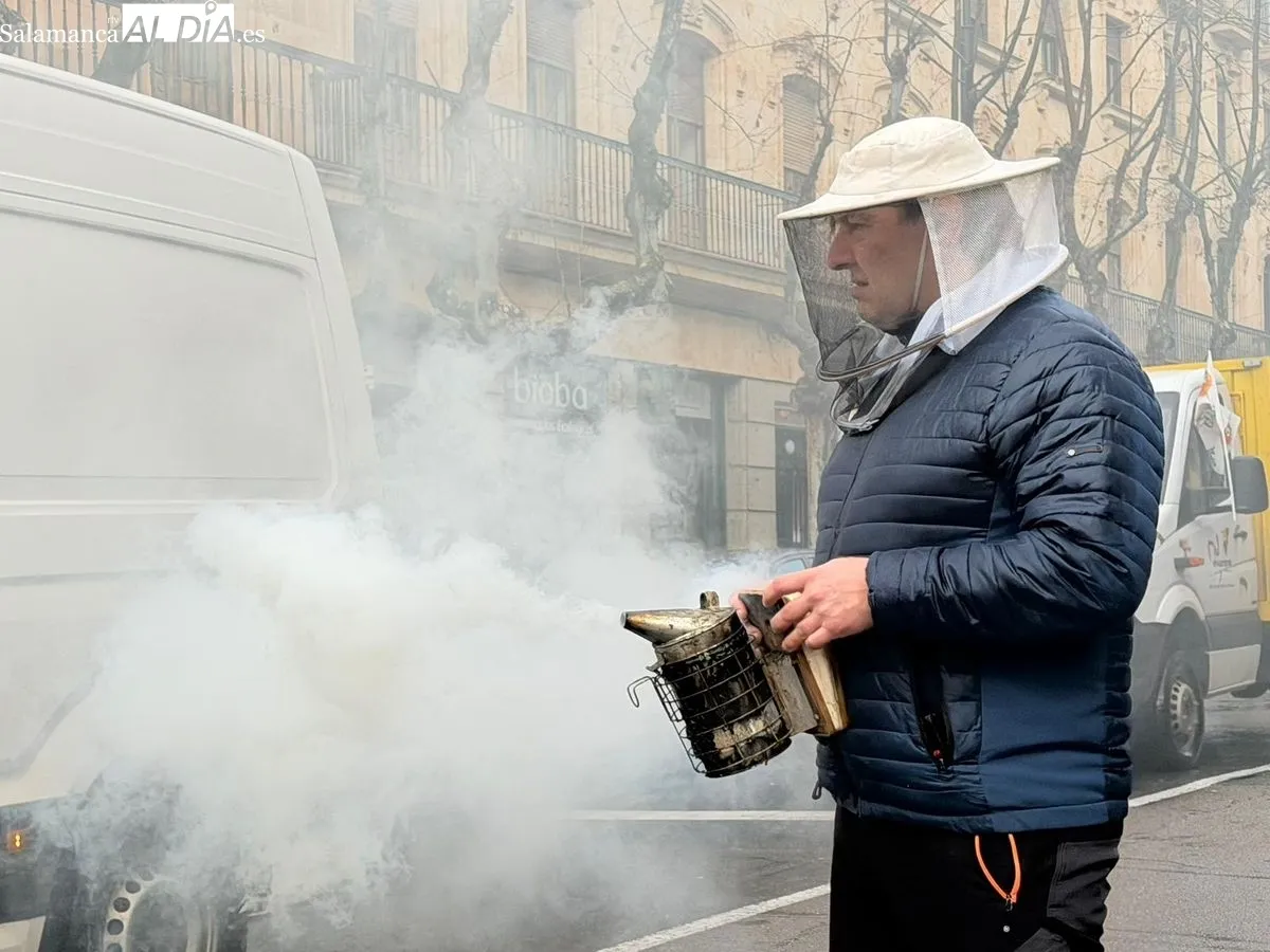 Manifestación de apicultores en la Gran Vía de Salamanca, frente a la Subdelegación del Gobierno. Foto de Vanesa Martins