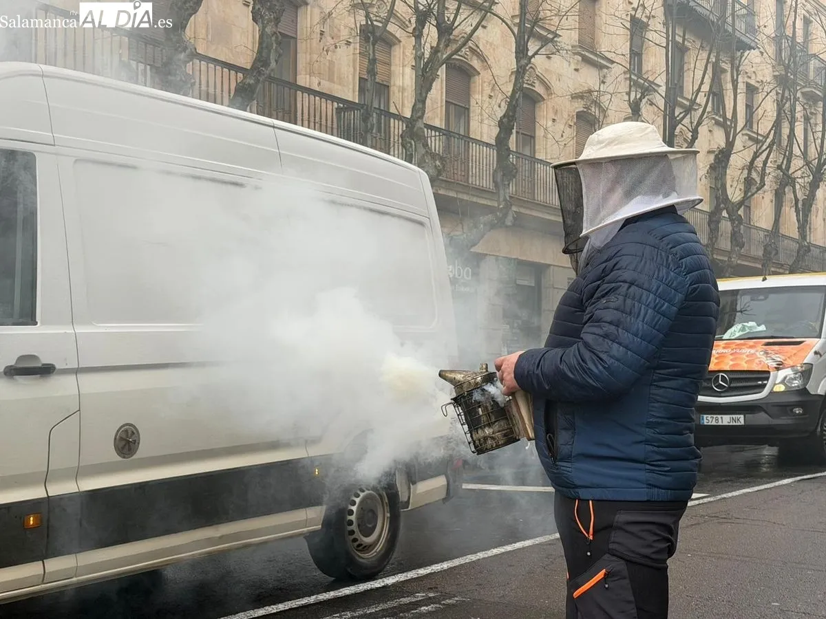 Manifestación de apicultores en la Gran Vía de Salamanca, frente a la Subdelegación del Gobierno. Foto de Vanesa Martins