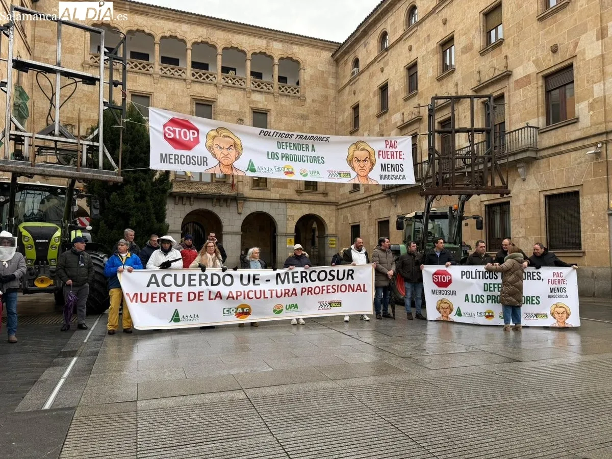 Manifestación de apicultores en la Gran Vía de Salamanca, frente a la Subdelegación del Gobierno. Foto de Vanesa Martins