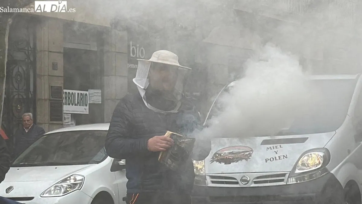 Manifestación de apicultores en la Gran Vía de Salamanca, frente a la Subdelegación del Gobierno. Foto de Vanesa Martins