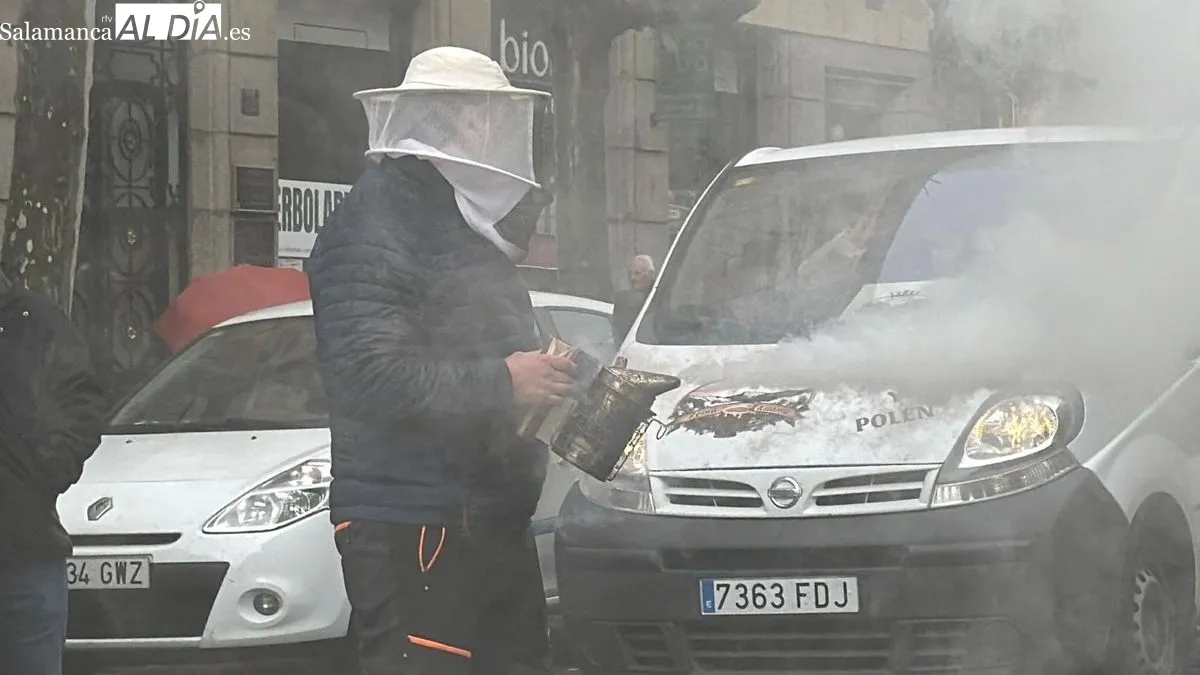 Manifestación de apicultores en la Gran Vía de Salamanca, frente a la Subdelegación del Gobierno. Foto de Vanesa Martins