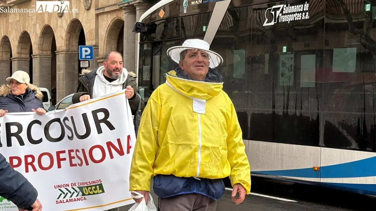 Manifestación de apicultores en la Gran Vía de Salamanca, frente a la Subdelegación del Gobierno. Foto de Vanesa Martins