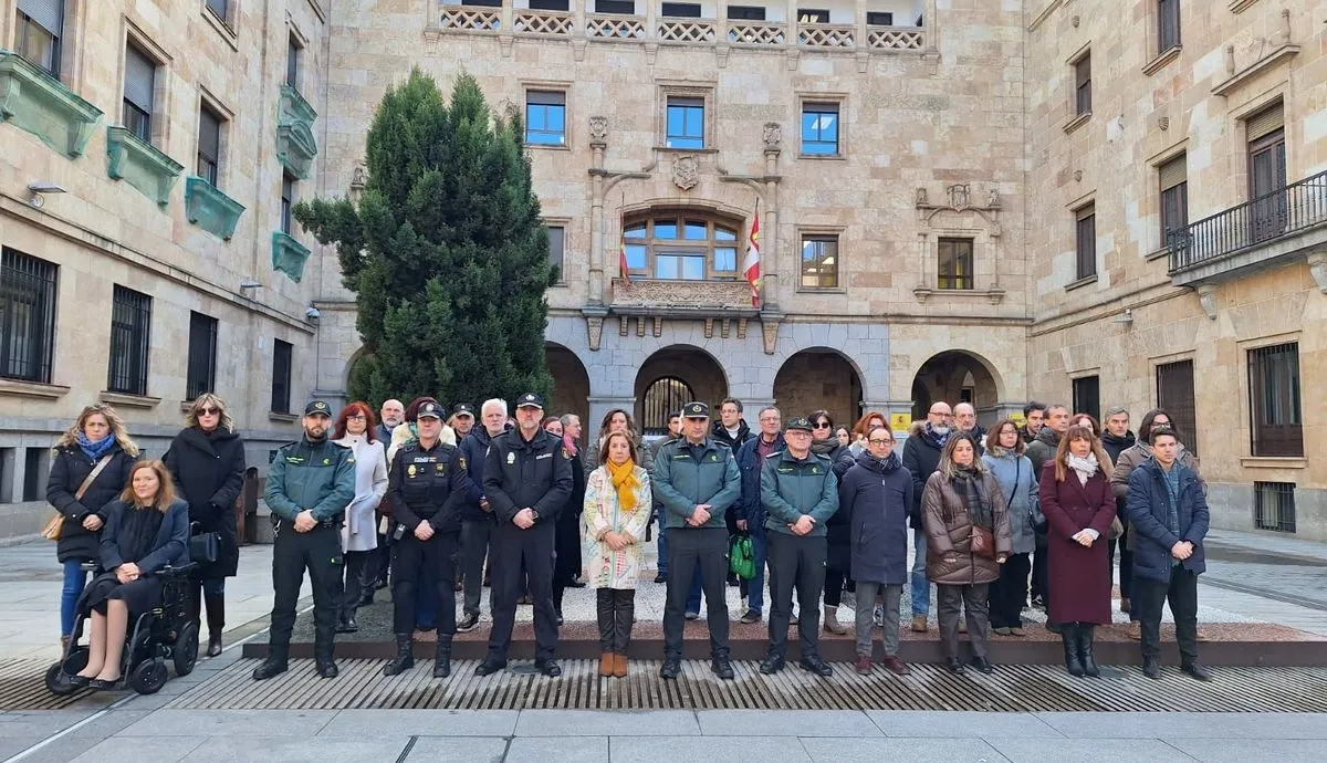 Minutos de silencio en Salamanca, en la Subdelegación del Gobierno, en memoria de los fallecidos en la catástrofe ferroviaria de Córdoba