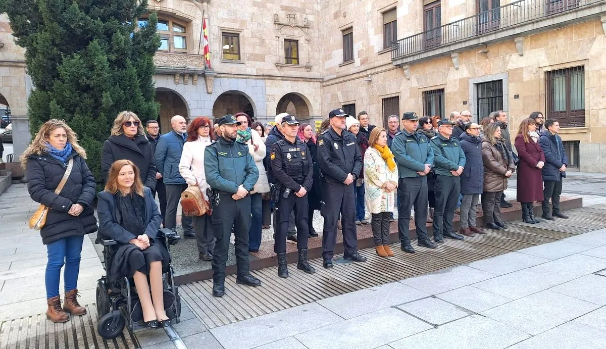 Minutos de silencio en Salamanca, en la Subdelegación del Gobierno, en memoria de los fallecidos en la catástrofe ferroviaria de Córdoba