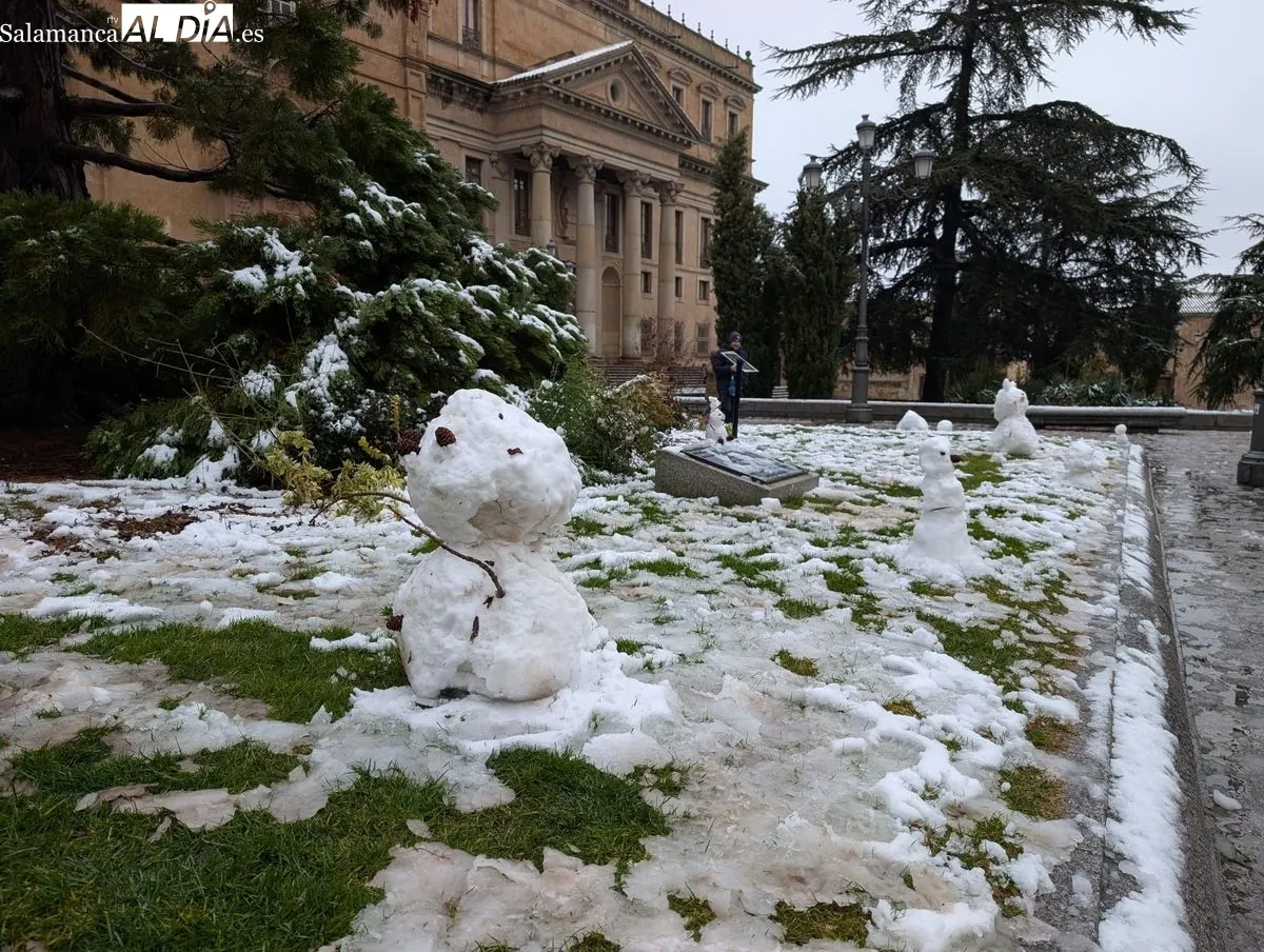 Originales muñecos de nieve en la plaza de Anaya. Foto de David Sañudo