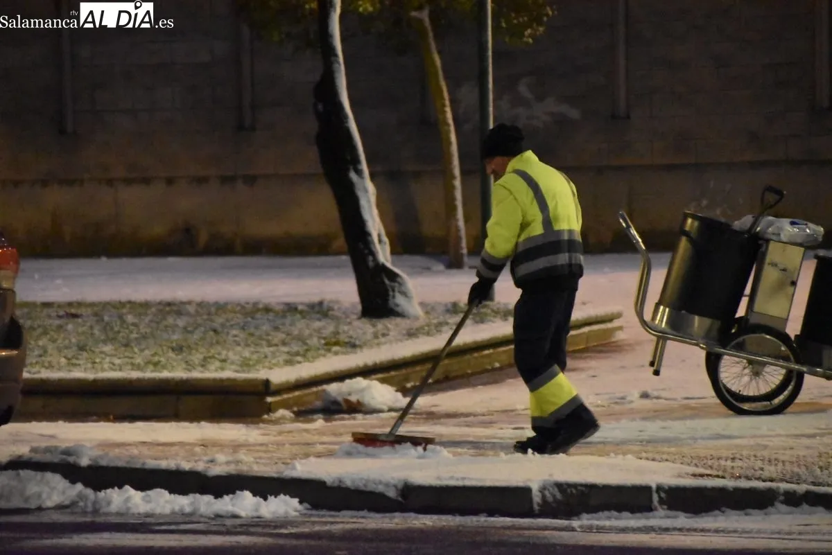 Operarios municipales adecuando las aceras durante esta mañana 