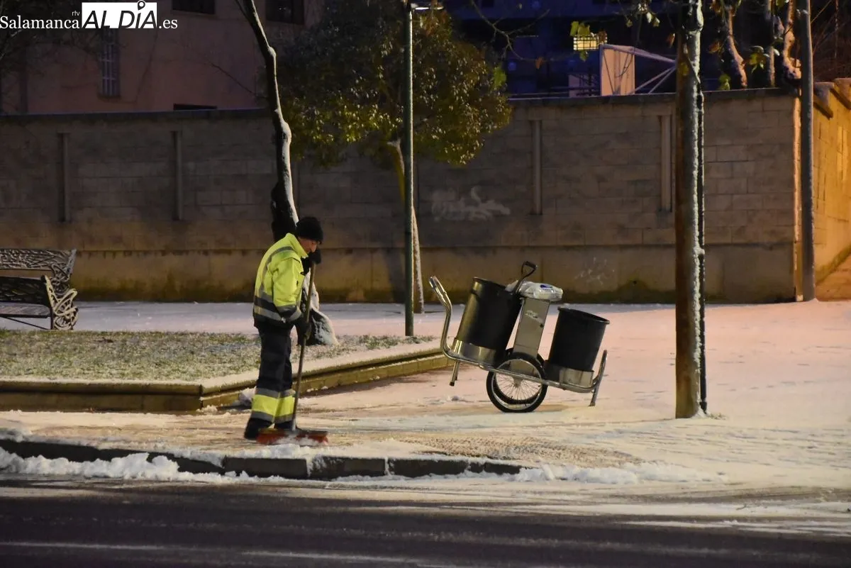 Operarios municipales adecuando las aceras durante esta mañana 