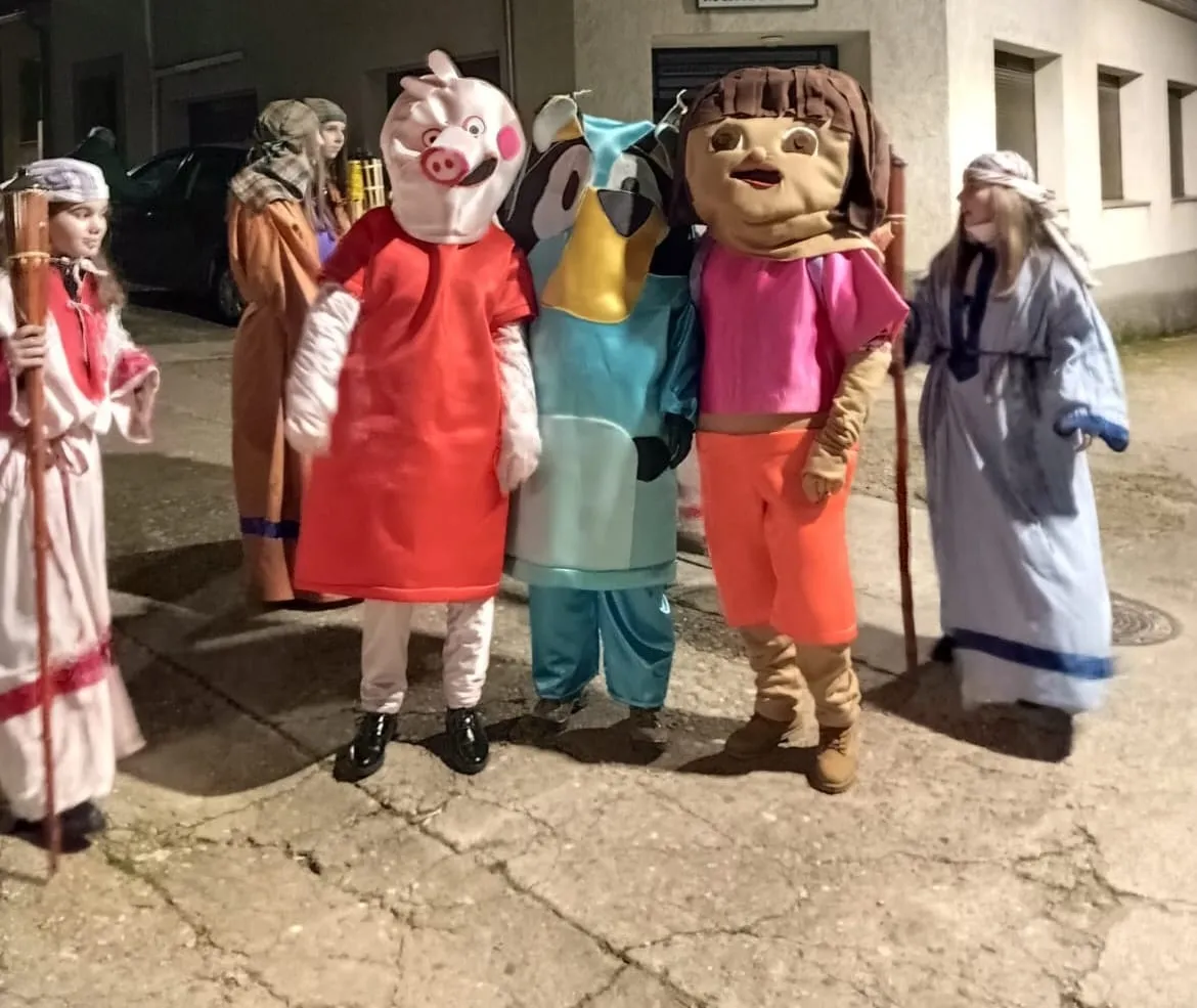 Foto 2 - Villar de Ciervo y Aldea del Obispo premian la creatividad infantil en su XIX Muestra de Navidad