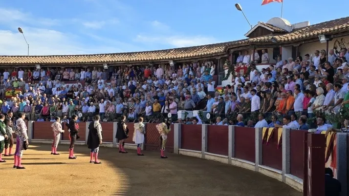 Paseíllo en la plaza de toros de Guijuelo 