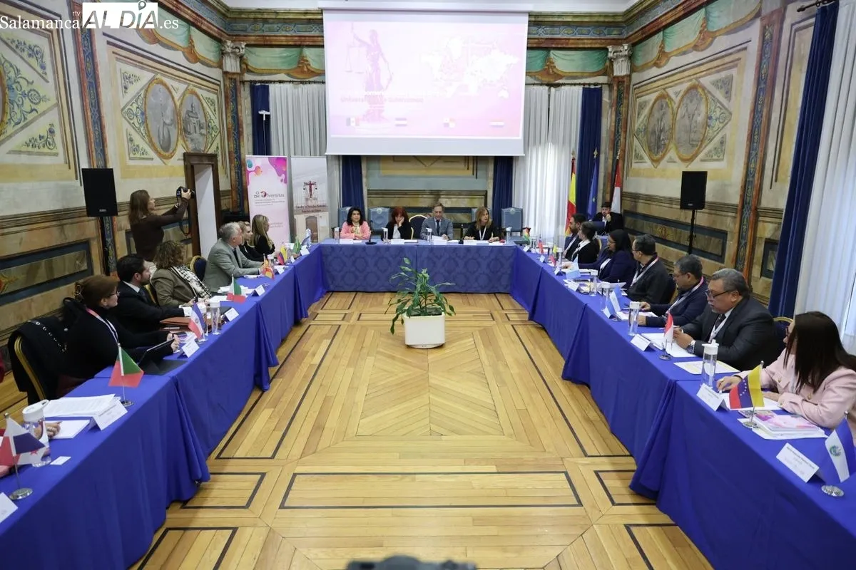 El alcalde de Salamanca inaugura la reunión de la Red Iberoamericana de Política Criminal en el Colegio Fonseca. Foto de David Sañudo