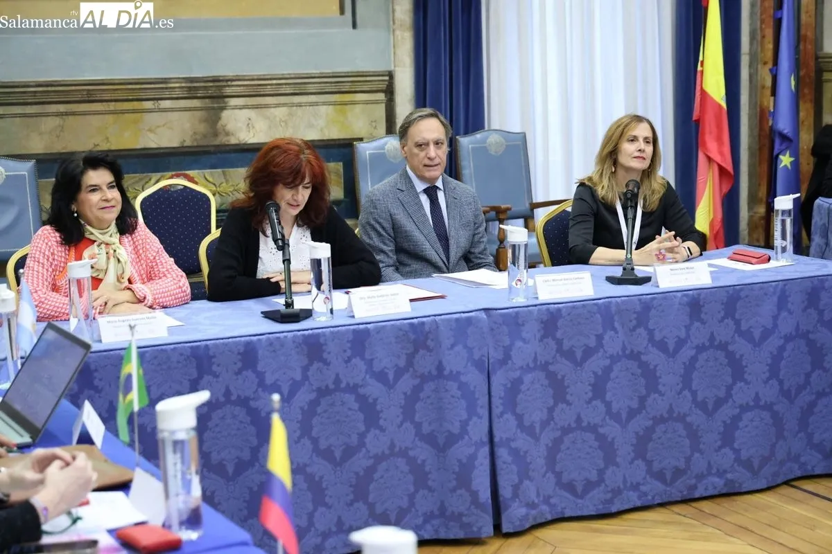 El alcalde de Salamanca inaugura la reunión de la Red Iberoamericana de Política Criminal en el Colegio Fonseca. Foto de David Sañudo