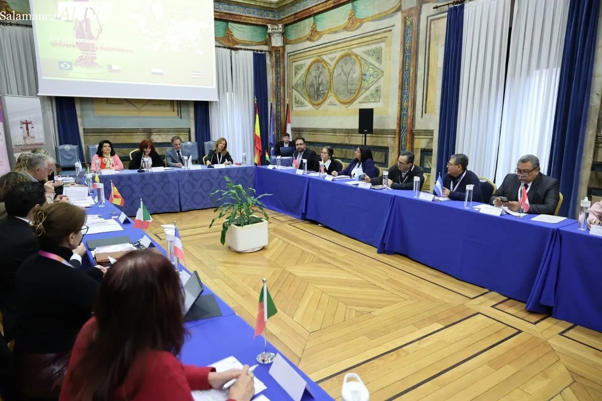 El alcalde de Salamanca inaugura la reunión de la Red Iberoamericana de Política Criminal en el Colegio Fonseca. Foto de David Sañudo