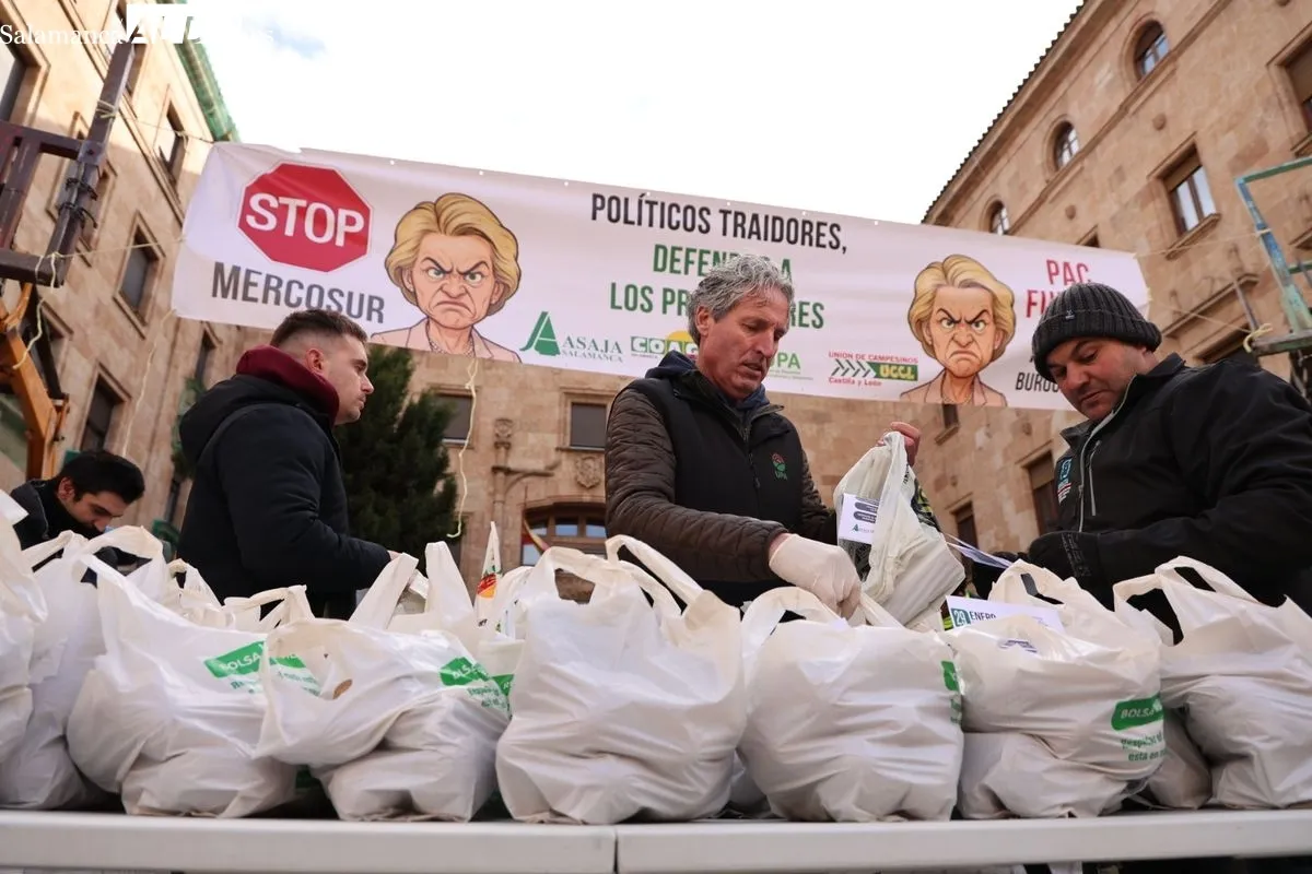 Reparto de patatas gratis en el centro de Salamanca para reivindicar la defensa de los productos locales. Foto de David Sañudo