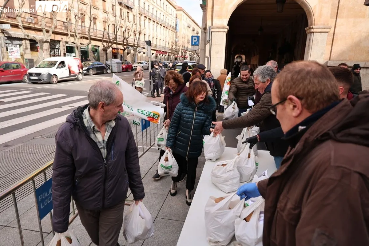 Reparto de patatas gratis en el centro de Salamanca para reivindicar la defensa de los productos locales. Foto de David Sañudo