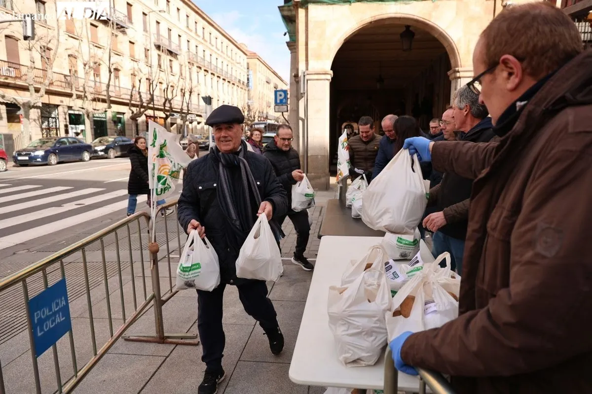 Reparto de patatas gratis en el centro de Salamanca para reivindicar la defensa de los productos locales. Foto de David Sañudo