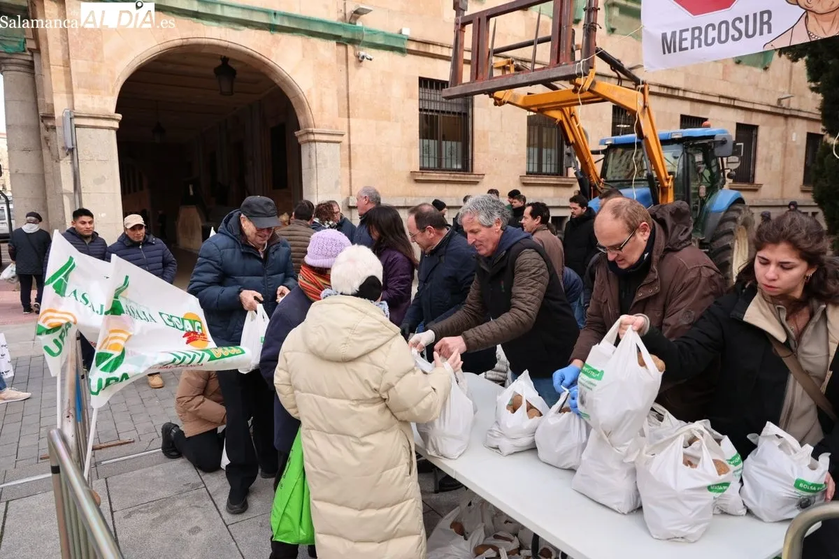 Reparto de patatas gratis en el centro de Salamanca para reivindicar la defensa de los productos locales. Foto de David Sañudo