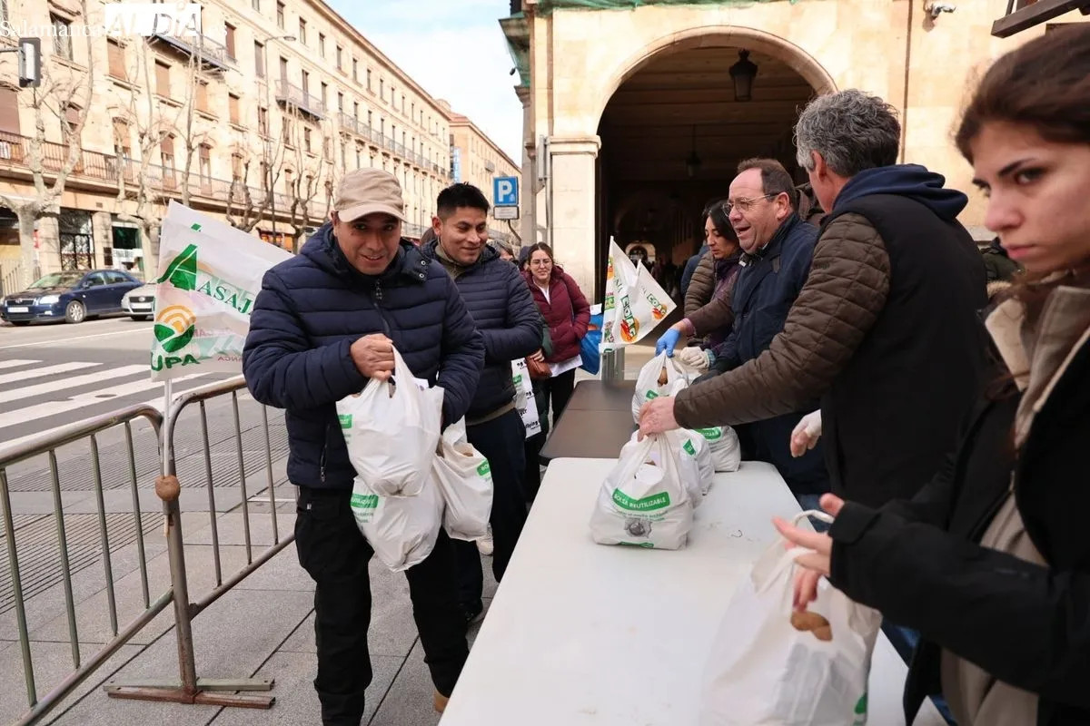 Reparto de patatas gratis en el centro de Salamanca para reivindicar la defensa de los productos locales. Foto de David Sañudo