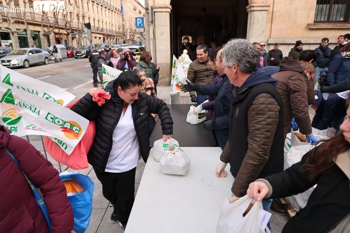 Reparto de patatas gratis en el centro de Salamanca para reivindicar la defensa de los productos locales. Foto de David Sañudo