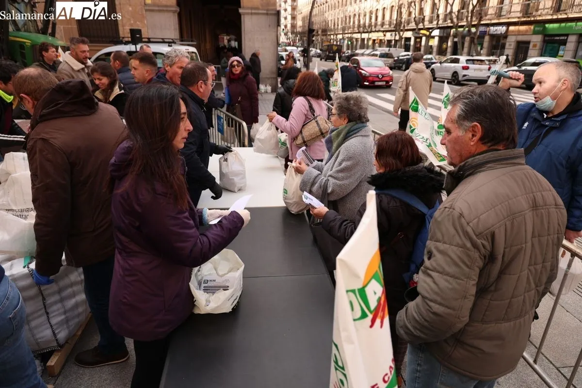 Reparto de patatas gratis en el centro de Salamanca para reivindicar la defensa de los productos locales. Foto de David Sañudo