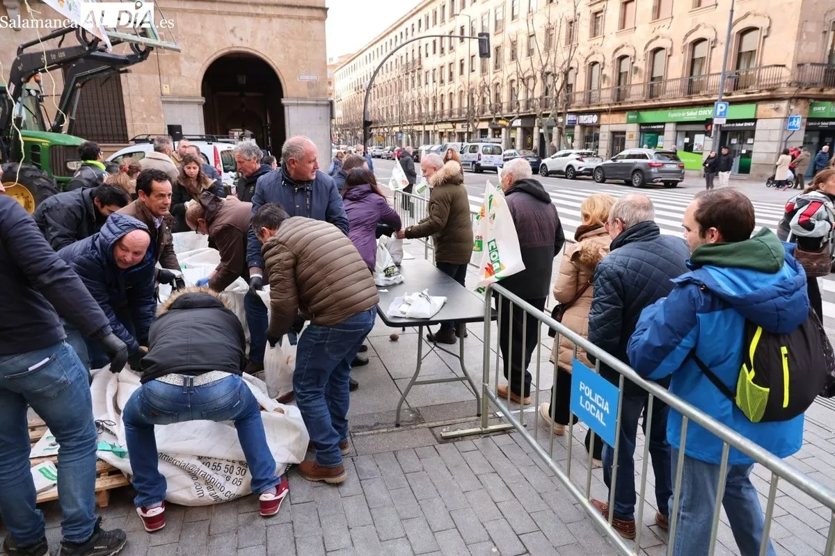 Reparto de patatas gratis en el centro de Salamanca para reivindicar la defensa de los productos locales. Foto de David Sañudo