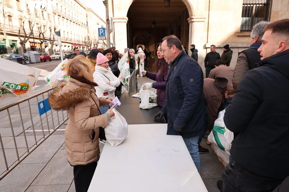Reparto de patatas gratis en el centro de Salamanca para reivindicar la defensa de los productos locales. Foto de David Sañudo