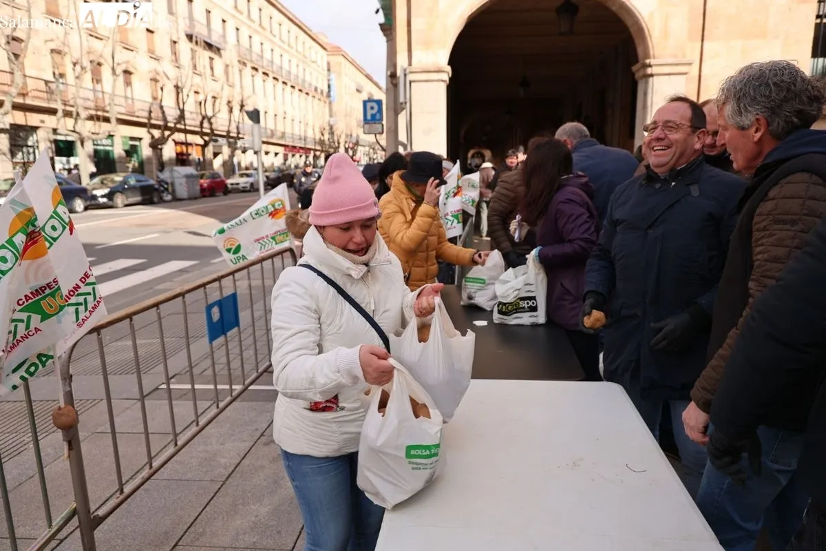 Reparto de patatas gratis en el centro de Salamanca para reivindicar la defensa de los productos locales. Foto de David Sañudo