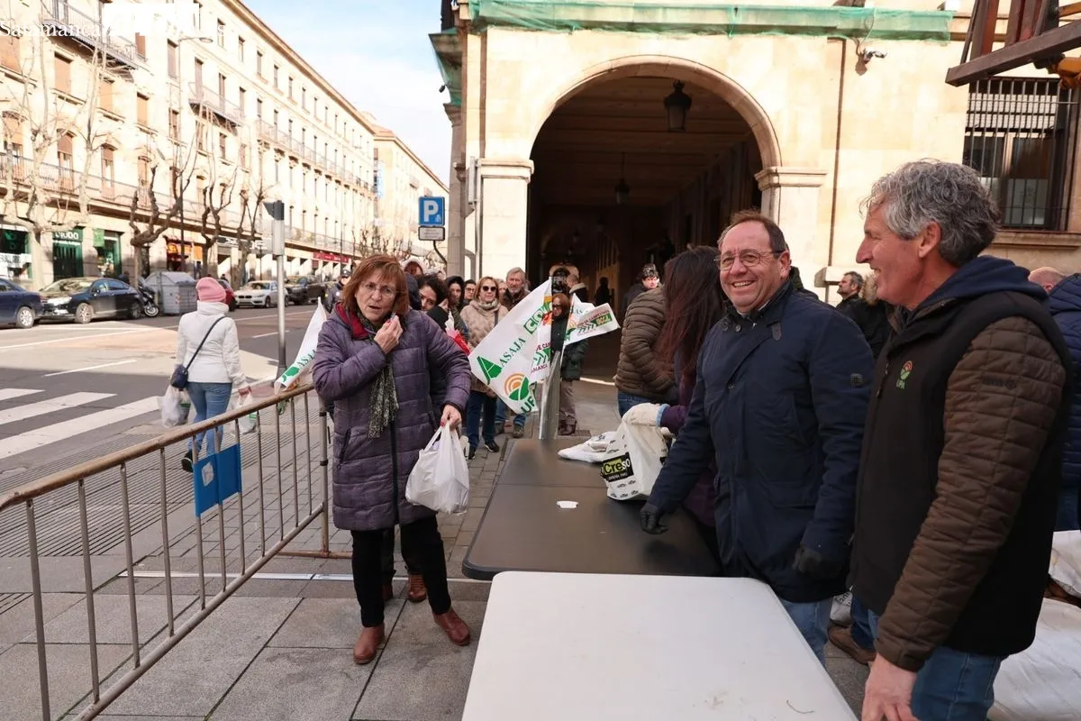 Reparto de patatas gratis en el centro de Salamanca para reivindicar la defensa de los productos locales. Foto de David Sañudo