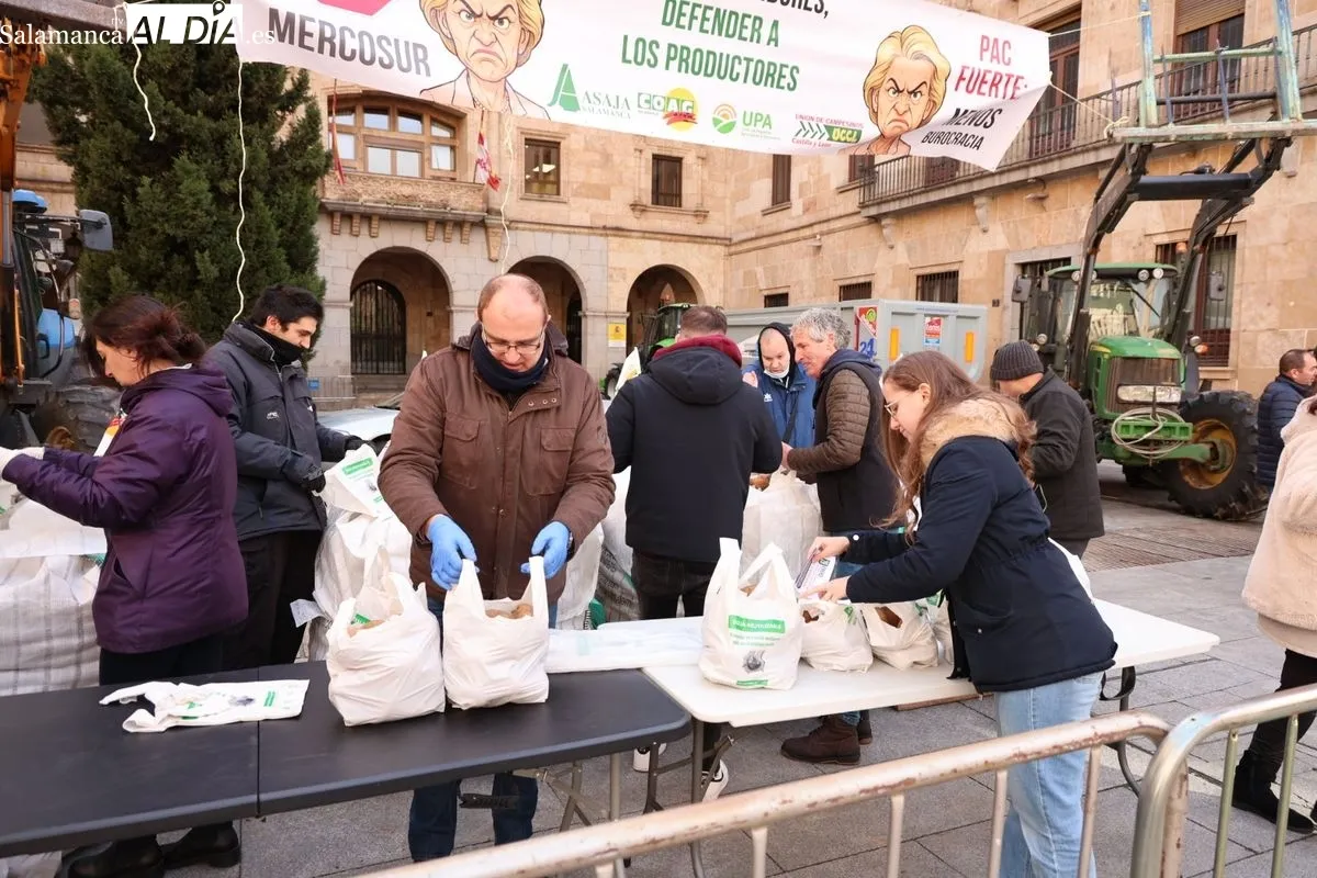 Reparto de patatas gratis en el centro de Salamanca para reivindicar la defensa de los productos locales. Foto de David Sañudo