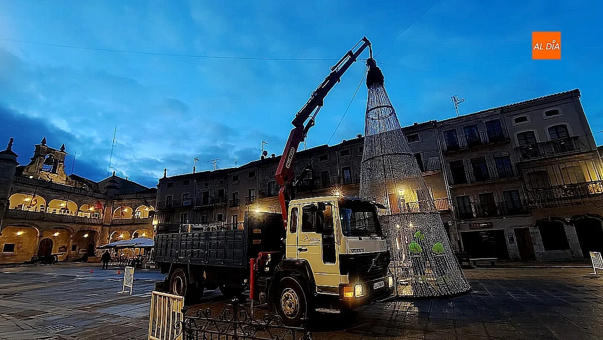 Desmontaje de luces navideñas en Ciudad Rodrigo