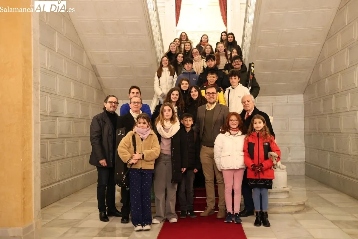 El Ayuntamiento recibe al Conservatorio de Catarroja con motivo de su concierto solidario en Salamanca | FOTOS: David Sañudo 