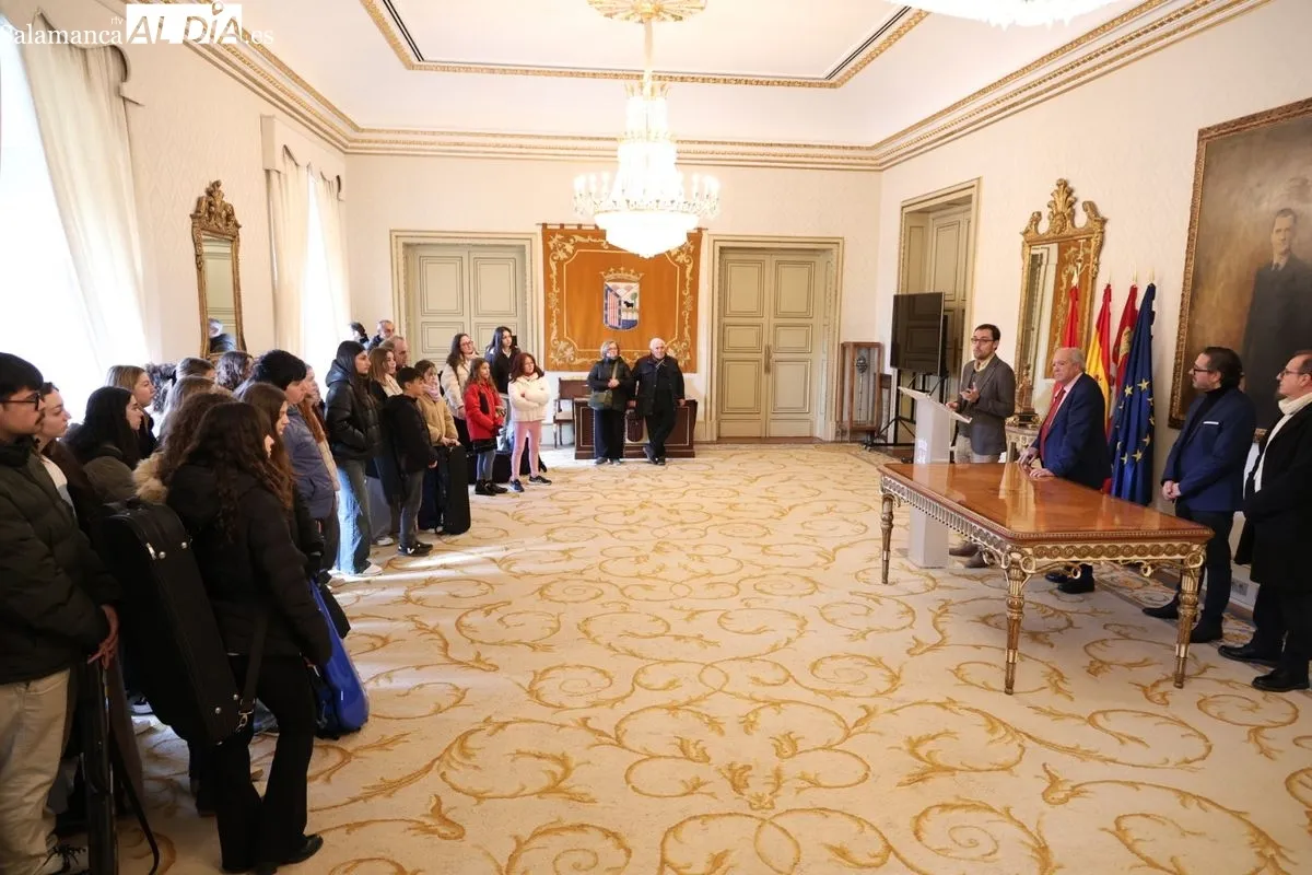 El Ayuntamiento recibe al Conservatorio de Catarroja con motivo de su concierto solidario en Salamanca | FOTOS: David Sañudo 