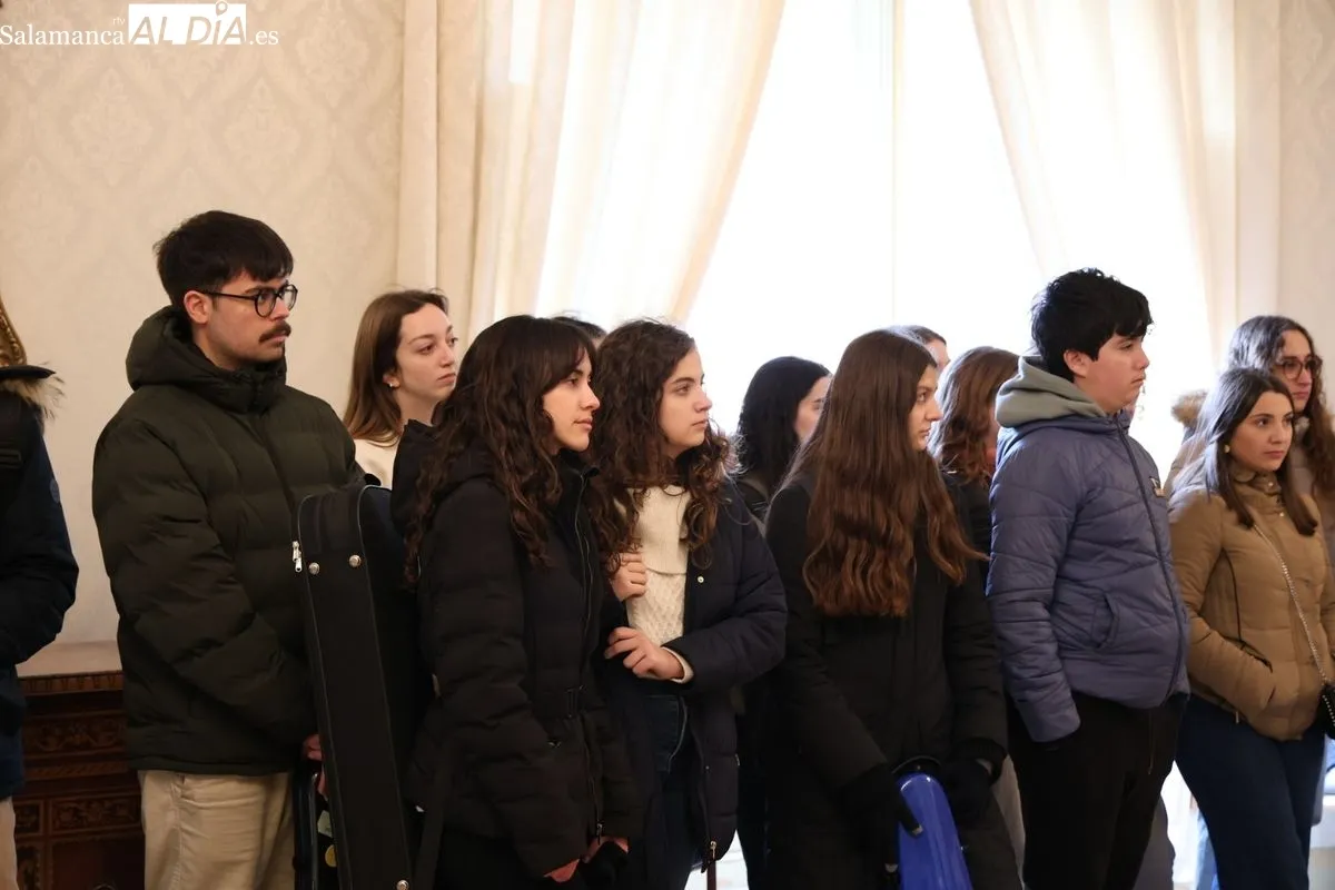 El Ayuntamiento recibe al Conservatorio de Catarroja con motivo de su concierto solidario en Salamanca | FOTOS: David Sañudo 