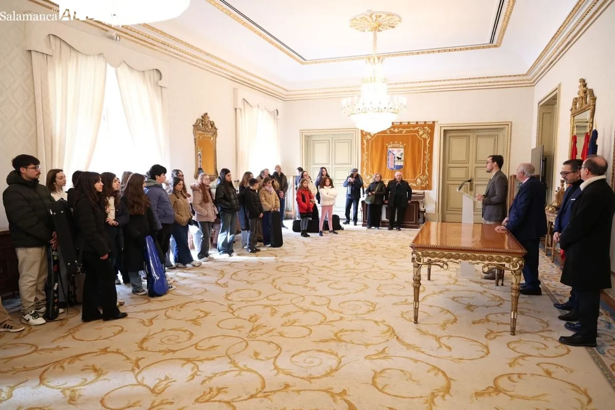 El Ayuntamiento recibe al Conservatorio de Catarroja con motivo de su concierto solidario en Salamanca | FOTOS: David Sañudo 