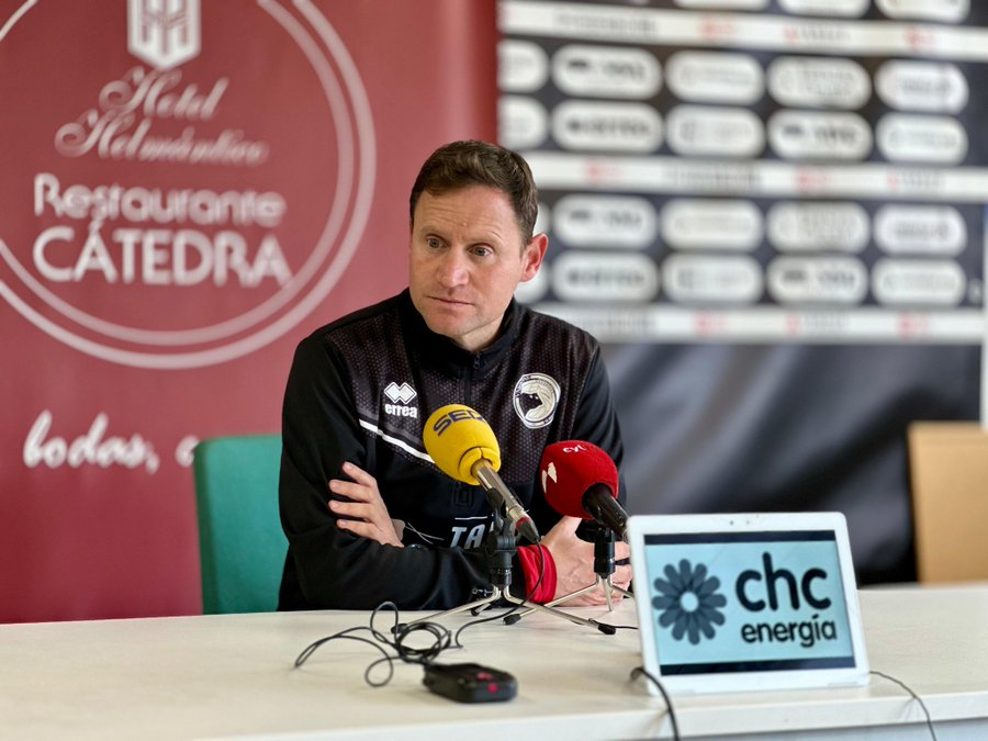 Mario Simón, de Unionistas, molesto con el entrenador del Celta B y un jugador por festejarle una victoria rodeada de polémica en la cara