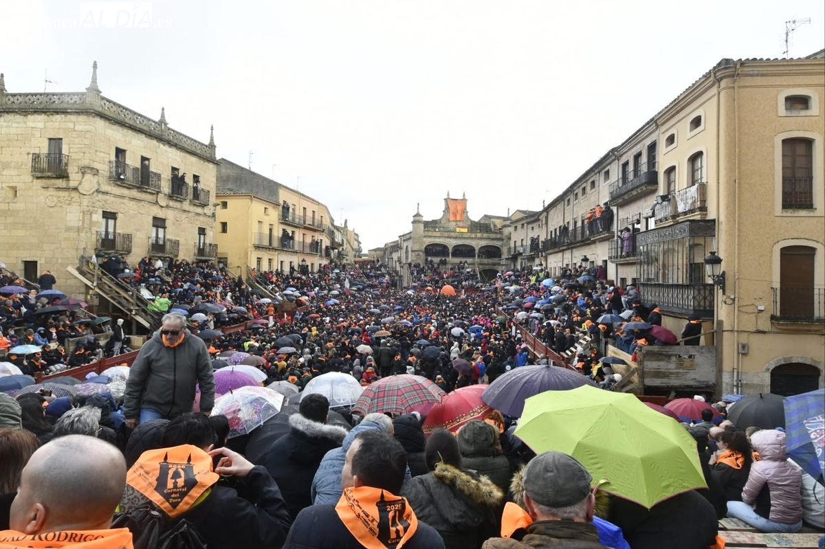 Carnaval del Toro de Ciudad Rodrigo: Campanazo ante una multitud bajo la lluvia