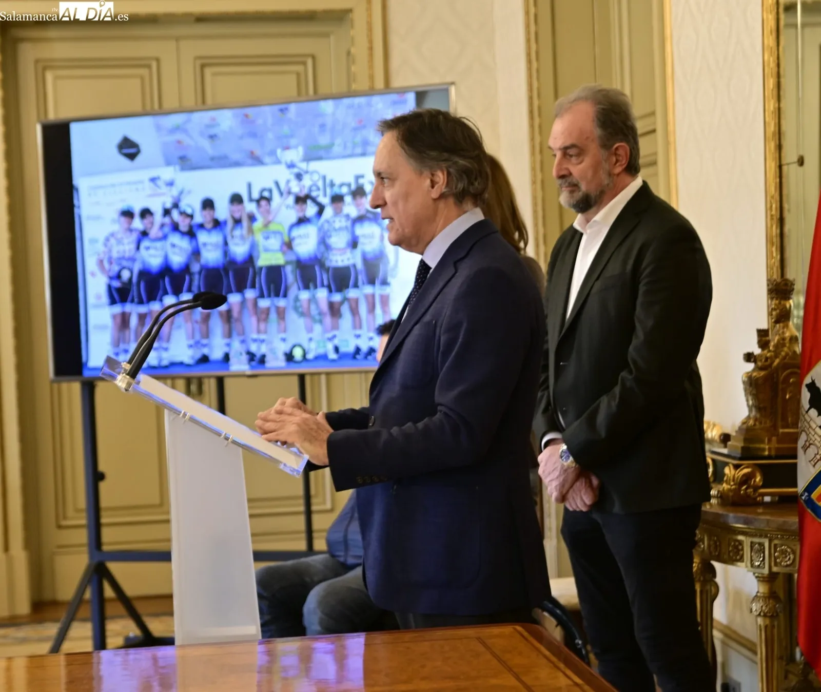 El Mirat Team presenta su nueva equipación en la Plaza Mayor | FOTOS: SALAMANCArtv AL DÍA