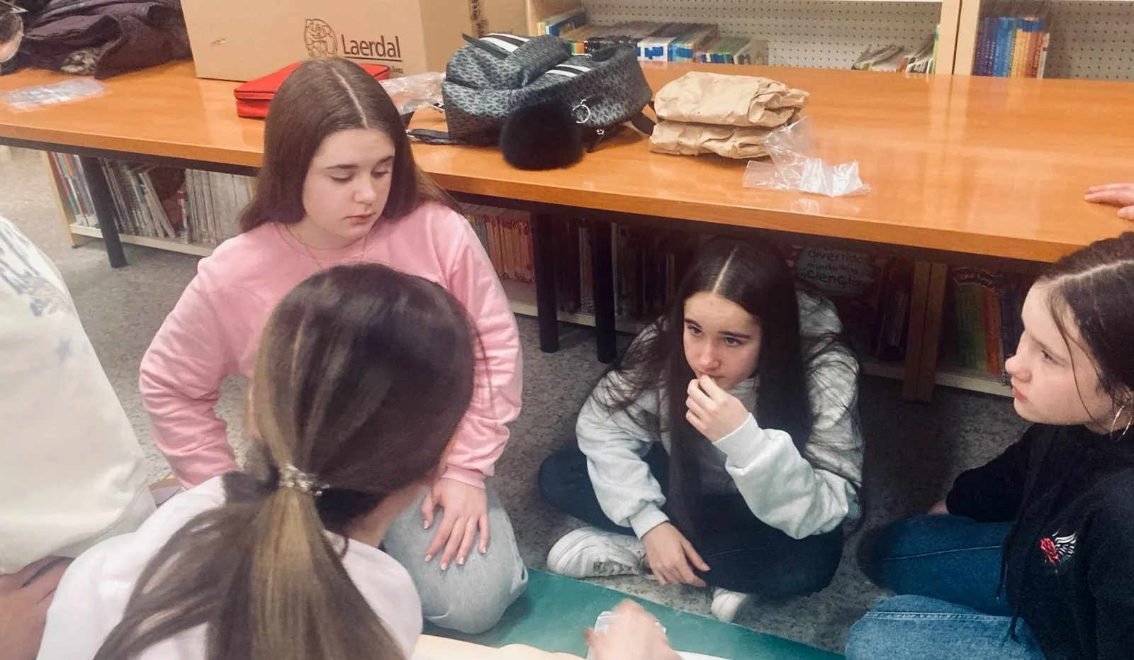 Foto 5 - Alumnos del CEO Miguel Delibes de Macotera aprenden primeros auxilios y manejo del DEA junto a sanitarios del Centro de Salud pe&ntilde;arandino