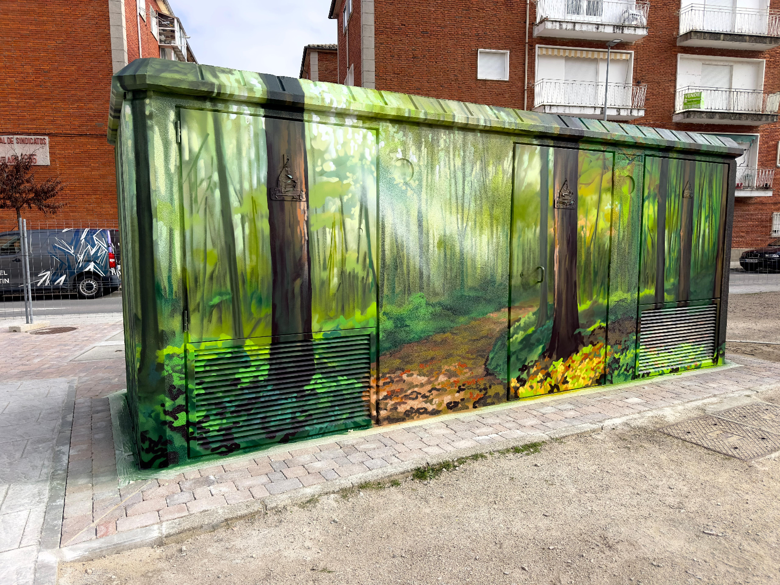 Daniel Martín culmina Un bosque infinito y transforma el centro eléctrico del parque Los Jardines en arte urbano