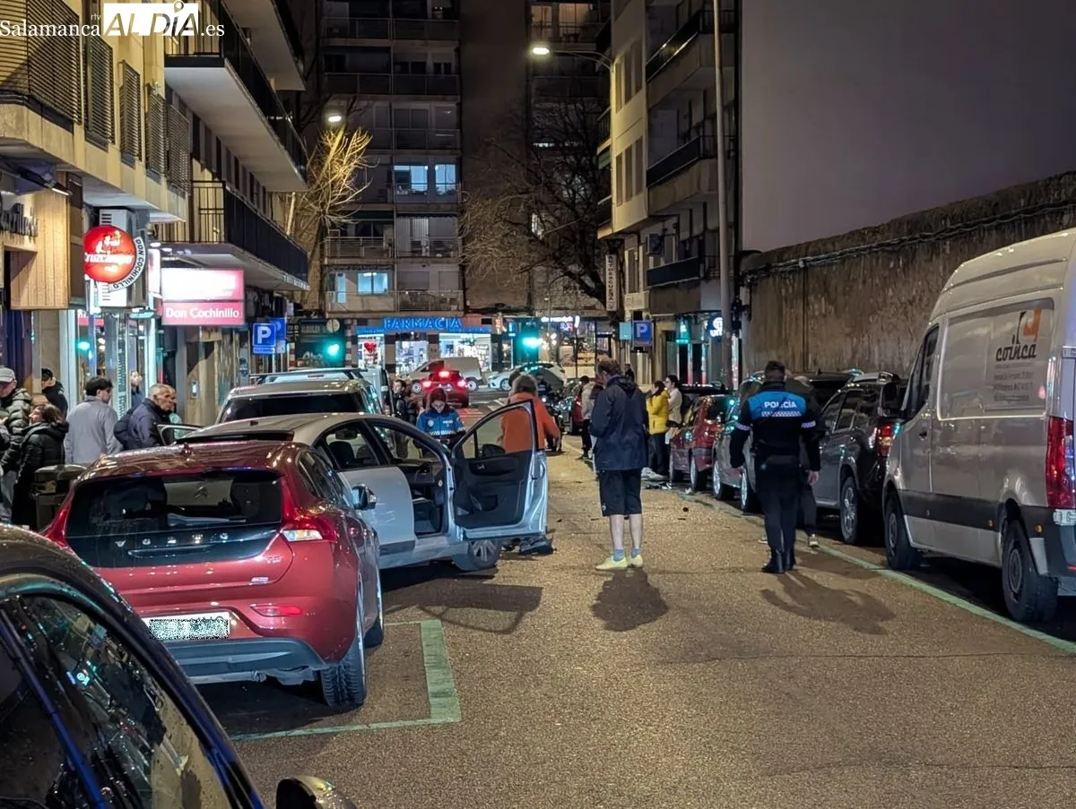 Estado en el que quedó el turismo tras el choque con una moto en la calle Van Dyck, que se ha tenido que cortar al tráfico. Fotos: David Sañudo
