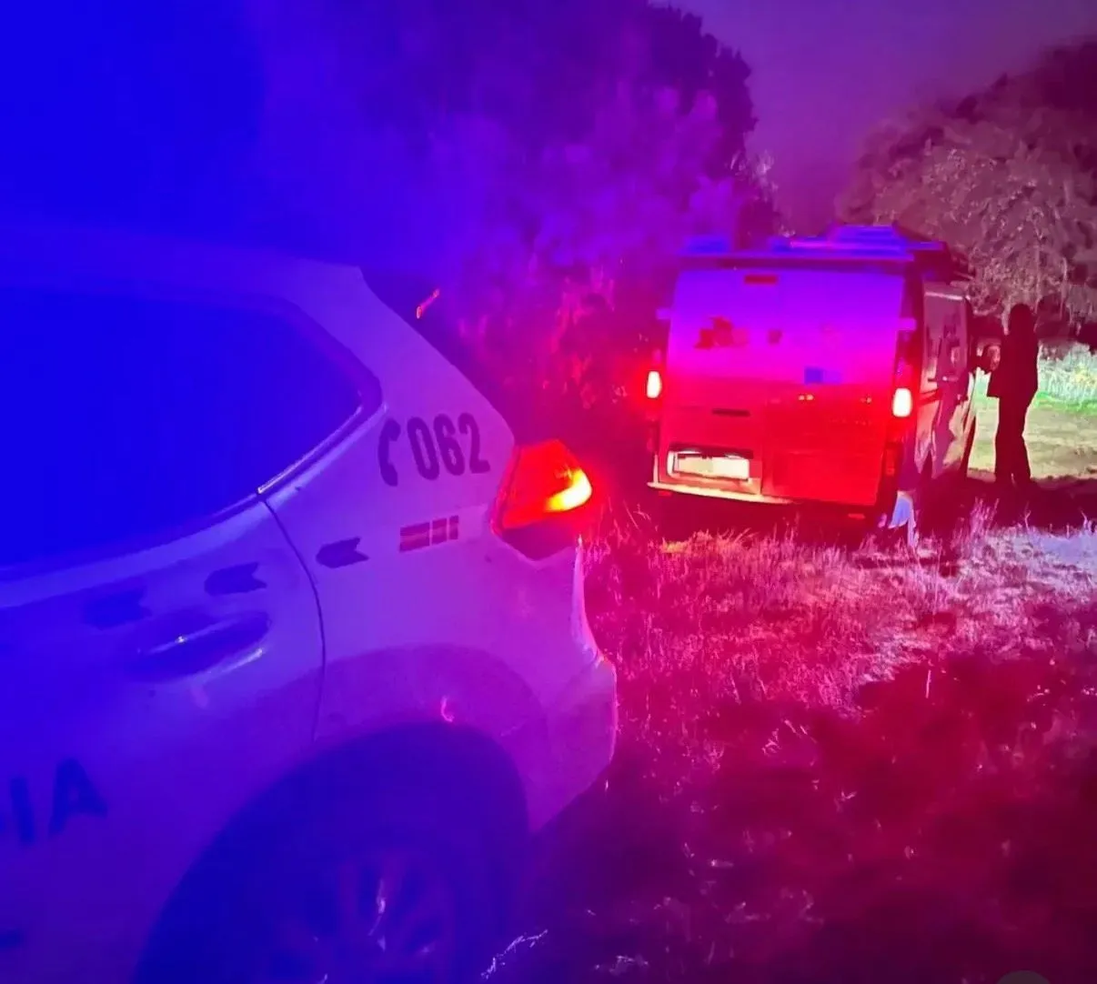 Rescatan de madrugada a los dos ocupantes de una furgoneta atascada entre Pino de Tormes y Florida de Liébana | FOTOS: Guardia Civil de Salamanca 