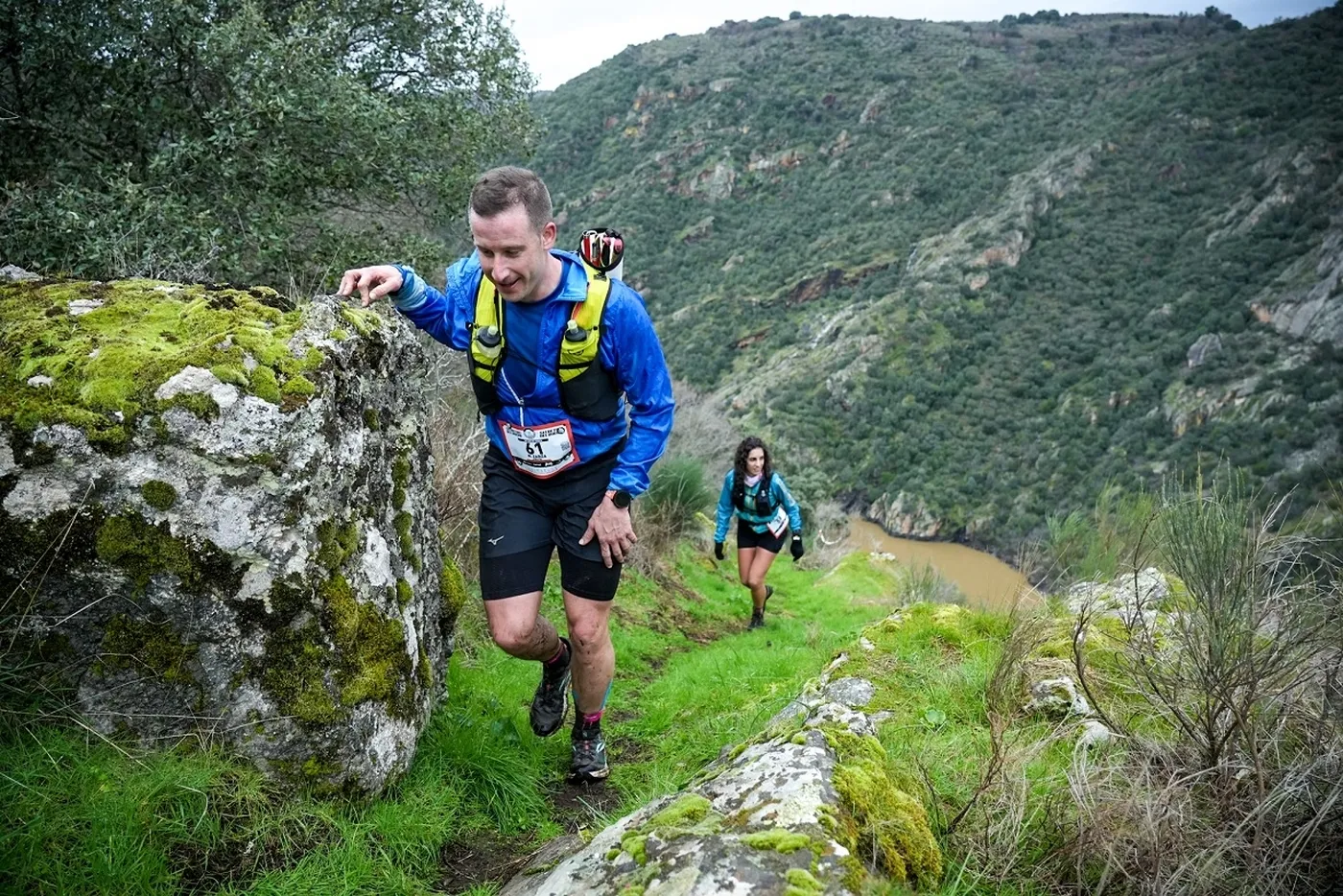 Corredores participando en el trail Secretos del Duero con las arribes al fondo / IBERDROLA