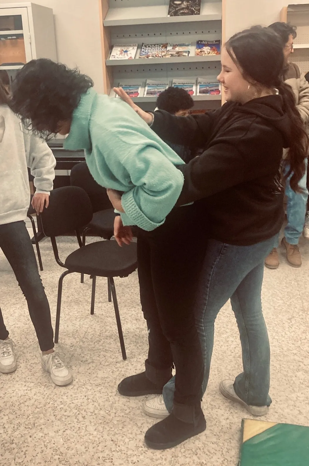 Foto 2 - Alumnos del CEO Miguel Delibes de Macotera aprenden primeros auxilios y manejo del DEA junto a sanitarios del Centro de Salud pe&ntilde;arandino