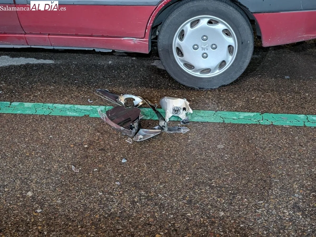 Estado en el que quedó el turismo tras el choque con una moto en la calle Van Dyck, que se ha tenido que cortar al tráfico. Fotos: David Sañudo