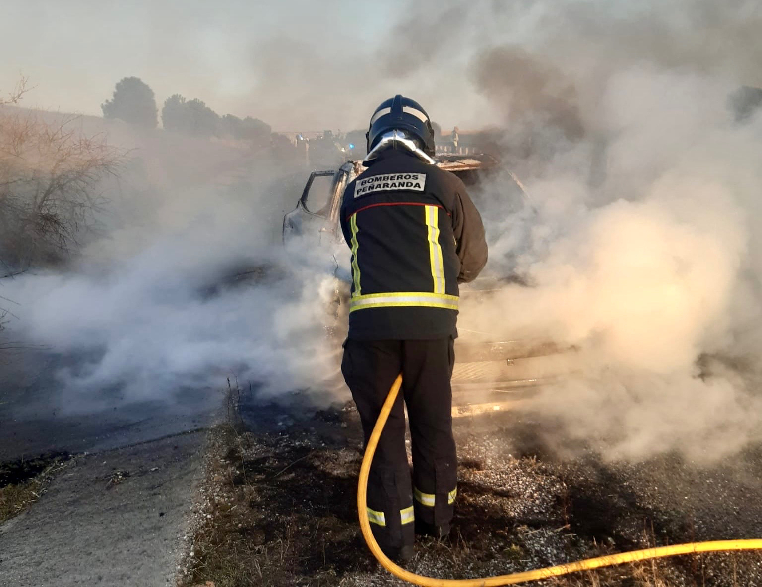 Personal de los Bomberos de Peñaranda sofoca un incendio de un vehículo y pasto en Cordovilla