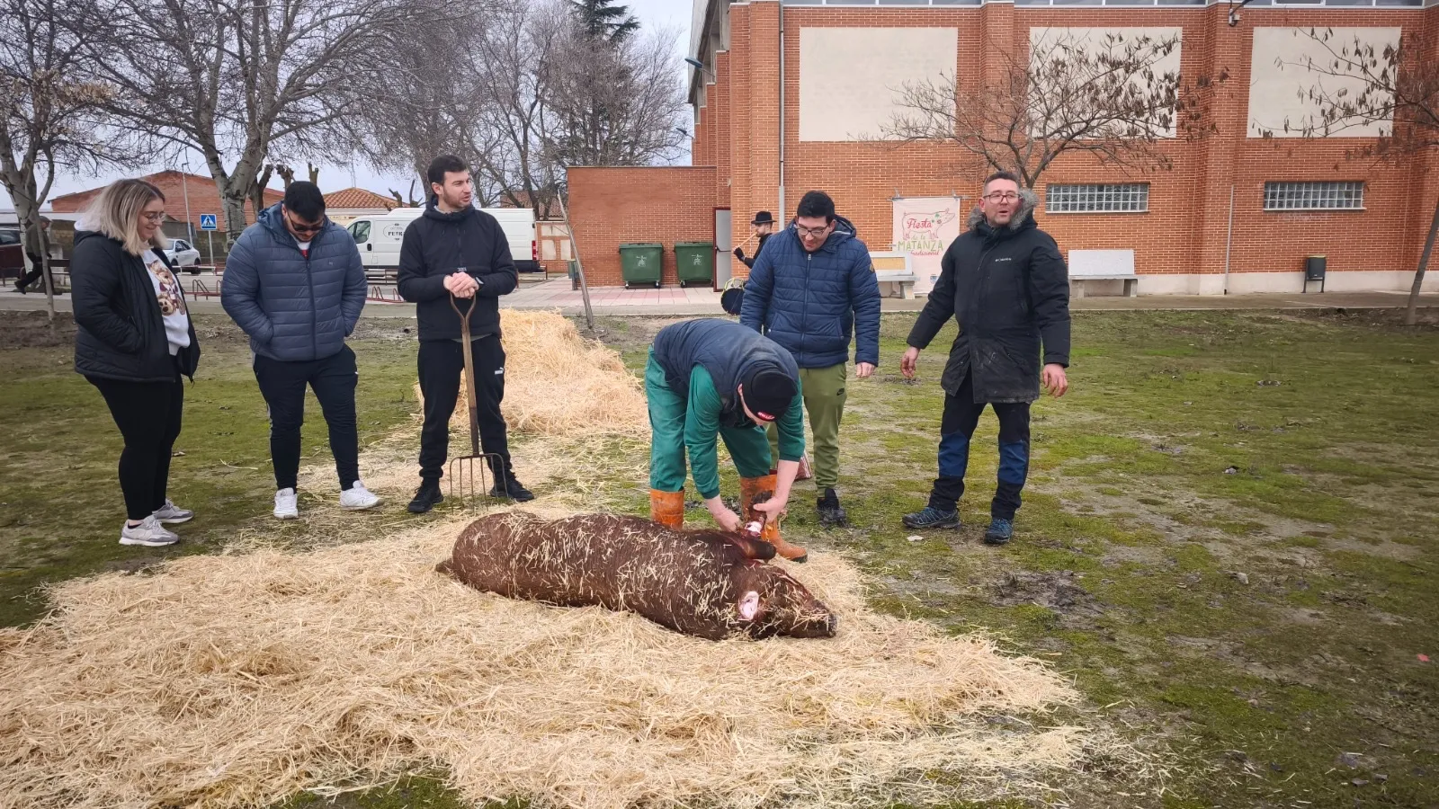 Foto 5 - Paradinas re&uacute;ne a varios cientos de personas en su tradicional y esperada Fiesta de la Matanza