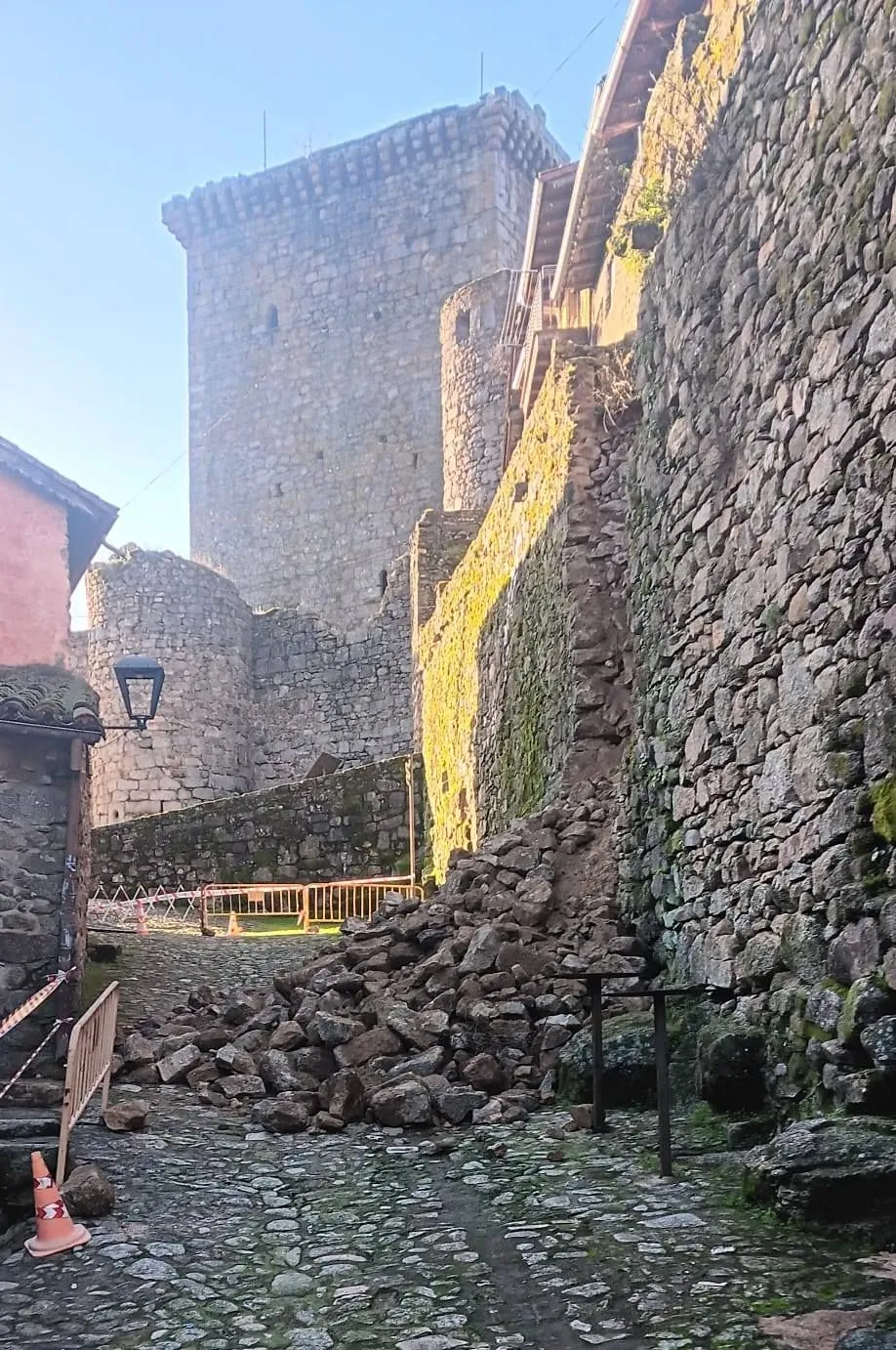 Derrumbe en la muralla de Miranda del Castañar | Fotos: Facebook Amigos de Miranda