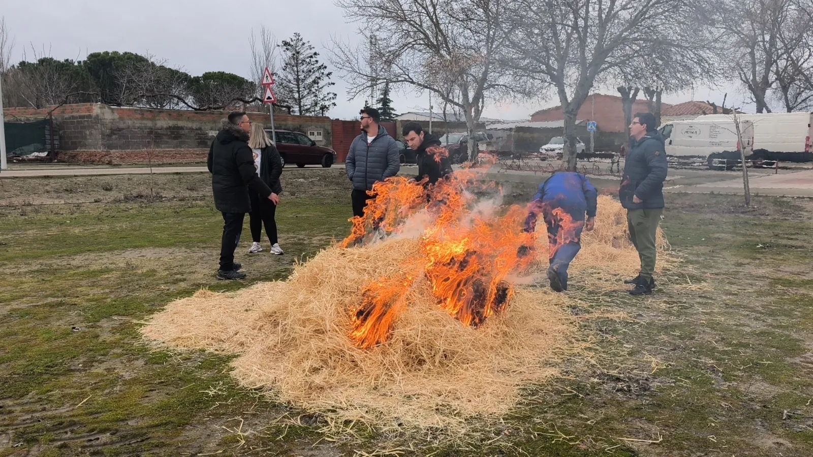 Foto 4 - Paradinas re&uacute;ne a varios cientos de personas en su tradicional y esperada Fiesta de la Matanza