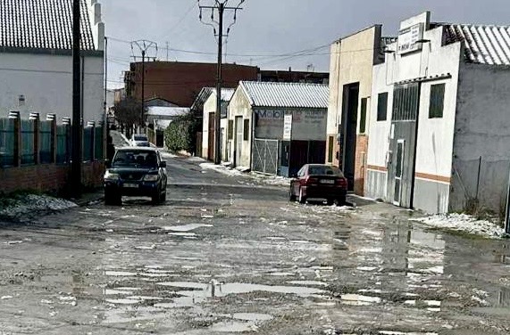 El PP denuncia que la Ronda San Lázaro sigue sin asfaltar a pesar de las peticiones y recogida de firmas de los vecinos y empresarios de la zona