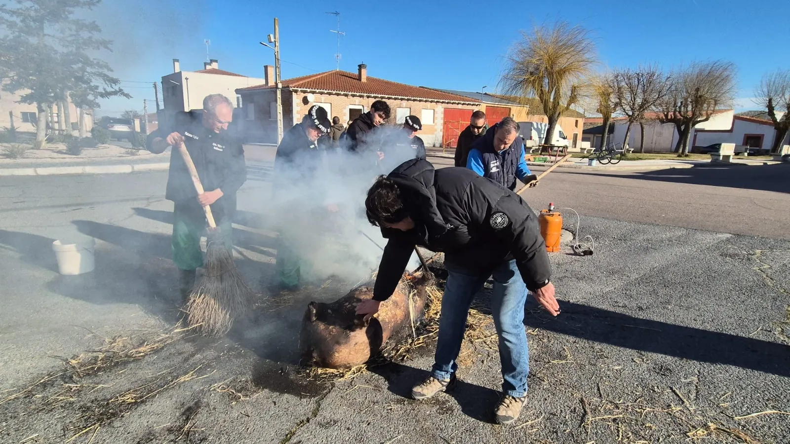 Foto 5 - Tradici&oacute;n y hermandad en la XIV Matanza Popular de Villar de Gallimazo