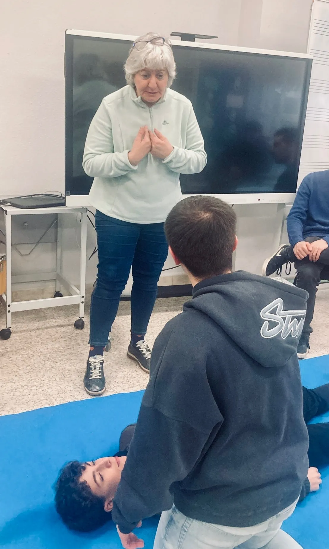 Foto 4 - Alumnos del CEO Miguel Delibes de Macotera aprenden primeros auxilios y manejo del DEA junto a sanitarios del Centro de Salud pe&ntilde;arandino